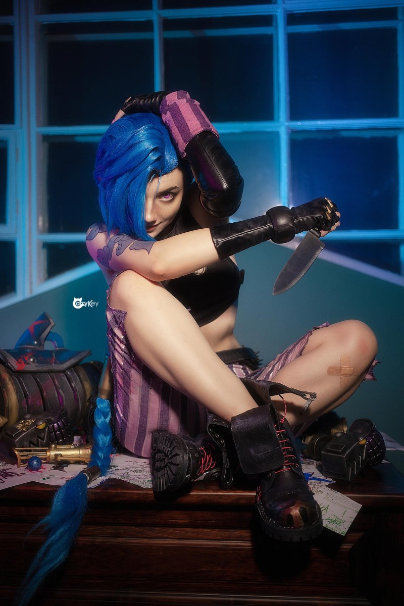 Arcane - Jinx Cosplay - CarryKey #02 - authentic costume view