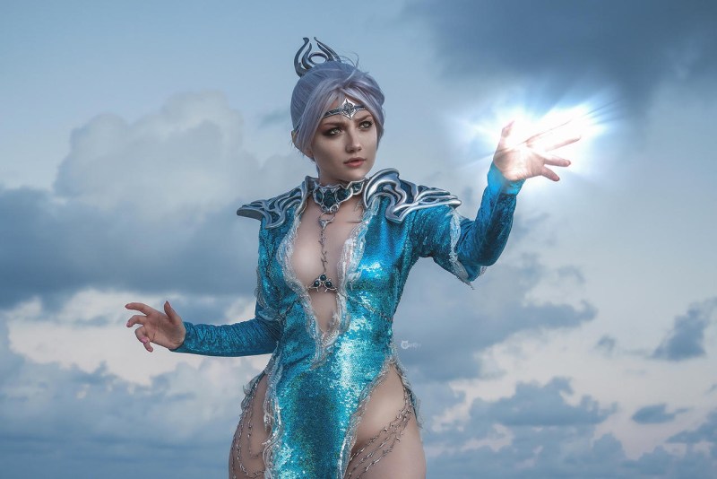 Baldurs Gate 3 - Shadowheart (Jenevelle Hallowleaf) Cosplay - CarryKey #4 - soft focus shot