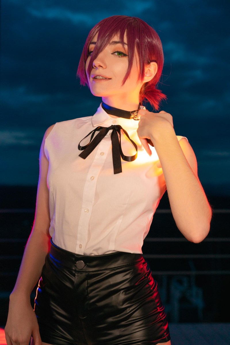 Chainsaw Man - Reze Cosplay - CarryKey #0 - expressive character portrait Chainsaw Man - Reze Cosplay - CarryKey #0 - expressive character portrait