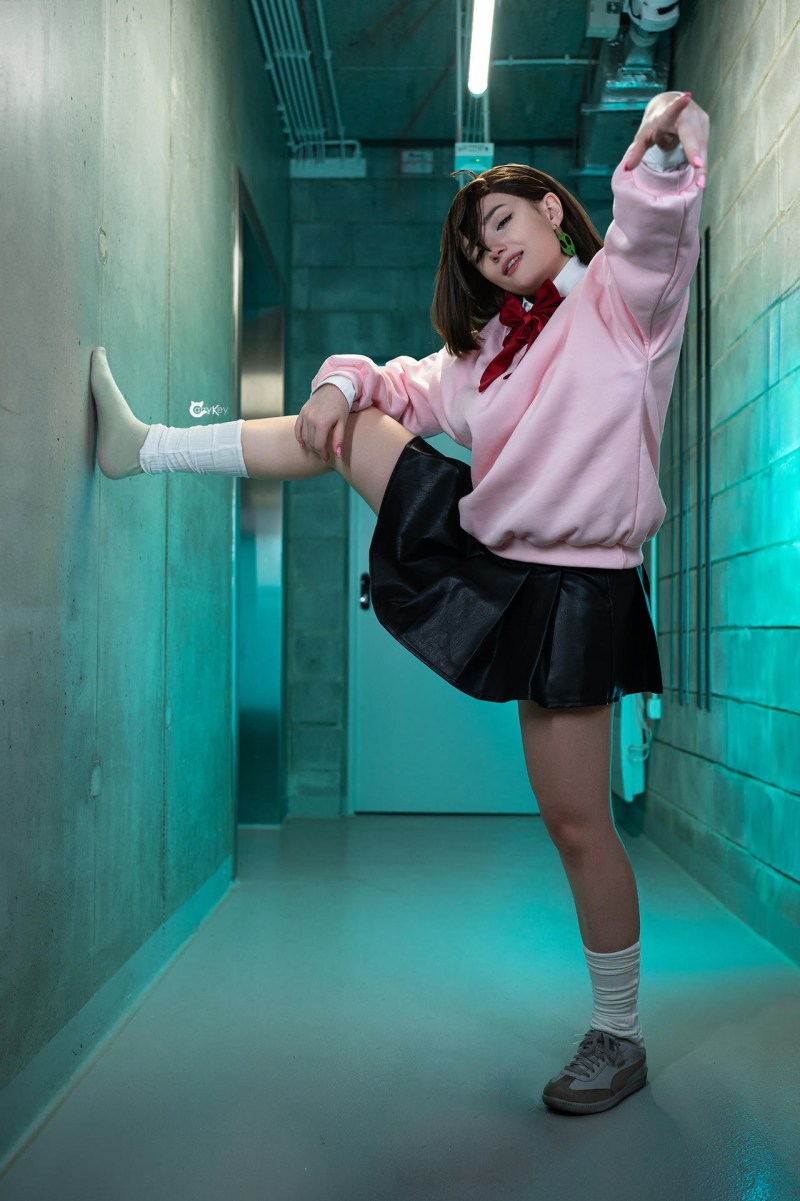 Dandadan - Momo Ayase (Momo) Cosplay - CarryKey #01 - full length photo Dandadan - Momo Ayase (Momo) Cosplay - CarryKey #01 - full length photo