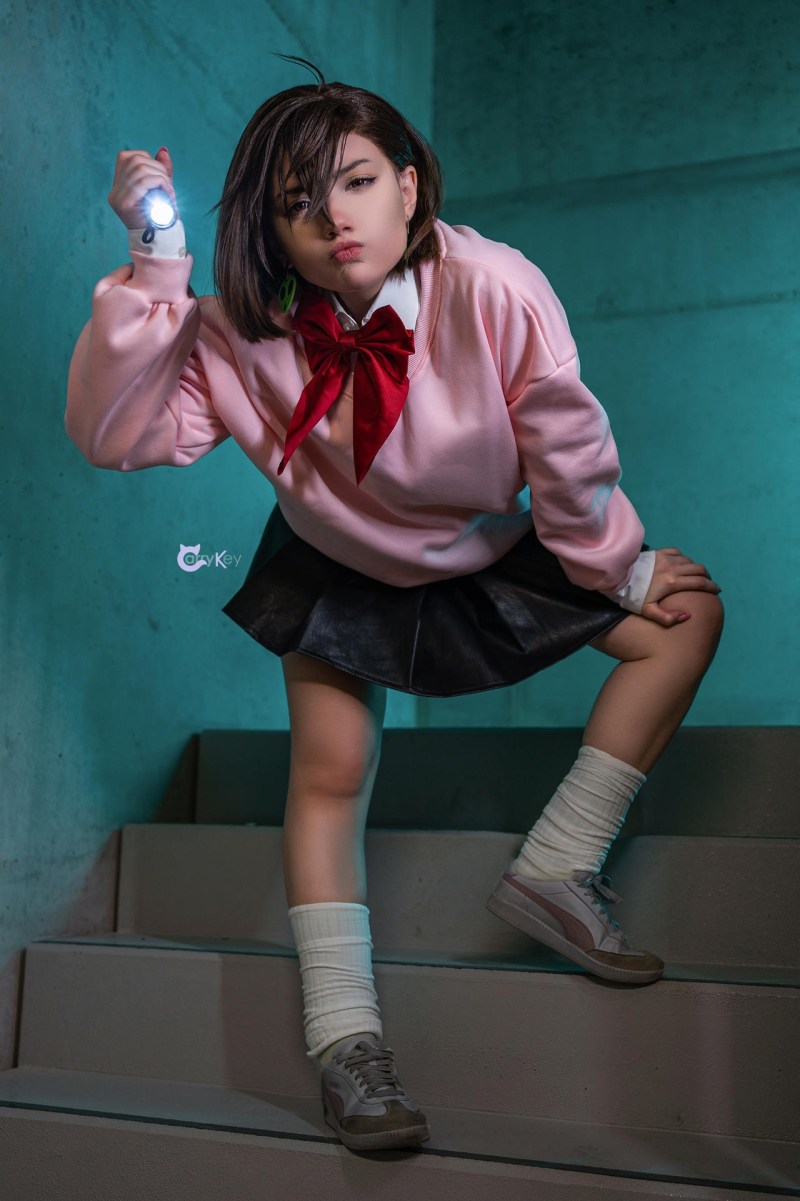 Dandadan - Momo Ayase (Momo) Cosplay - CarryKey #02 - full length character portrait Dandadan - Momo Ayase (Momo) Cosplay - CarryKey #02 - full length character portrait