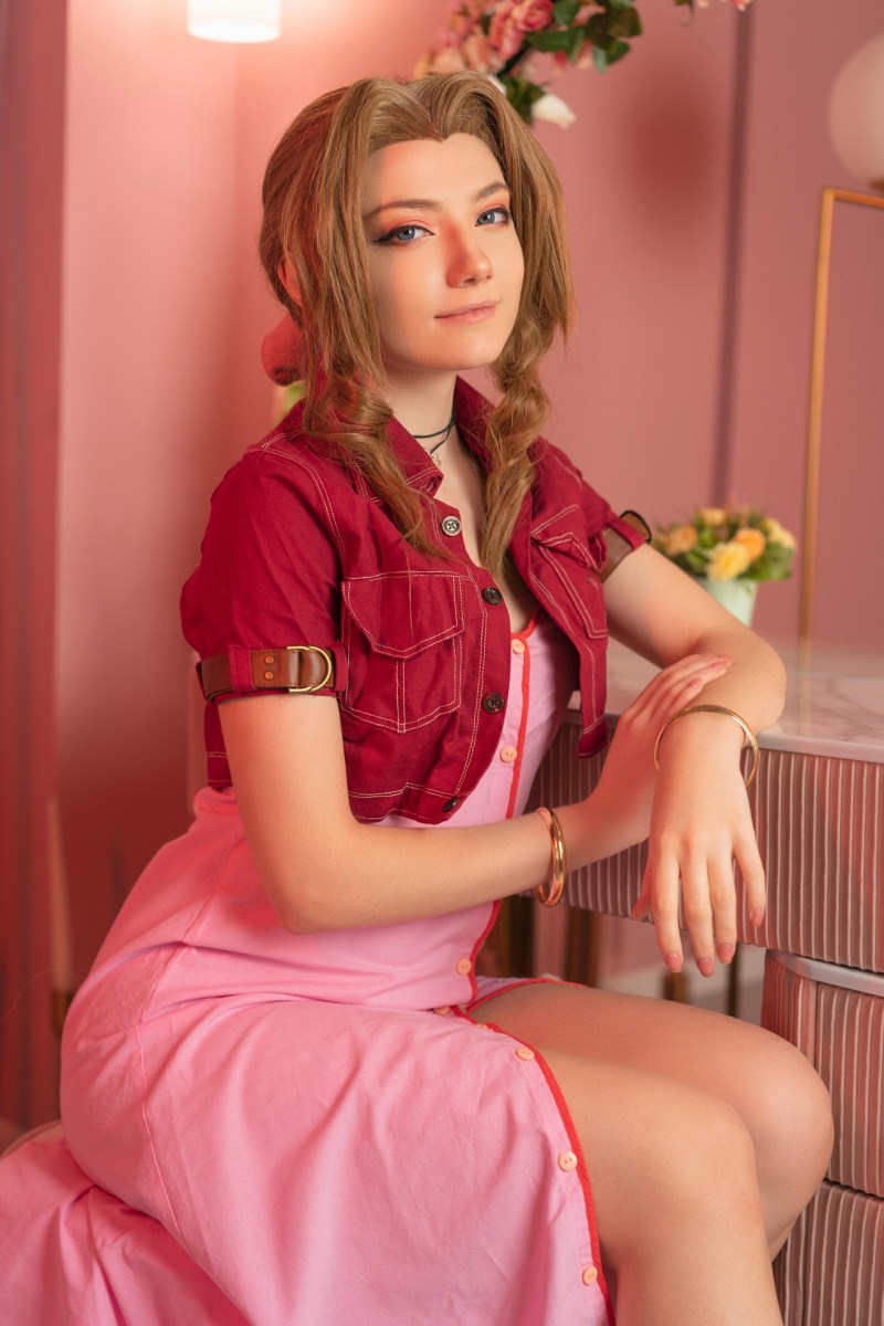 Final Fantasy 7 - Rebirth - Aerith Gainsborough Cosplay - CarryKey #01 - costume portrait