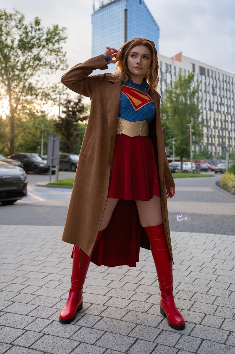 Supergirl - Kara Zor-El Cosplay - CarryKey #03 - soft focus costume shot