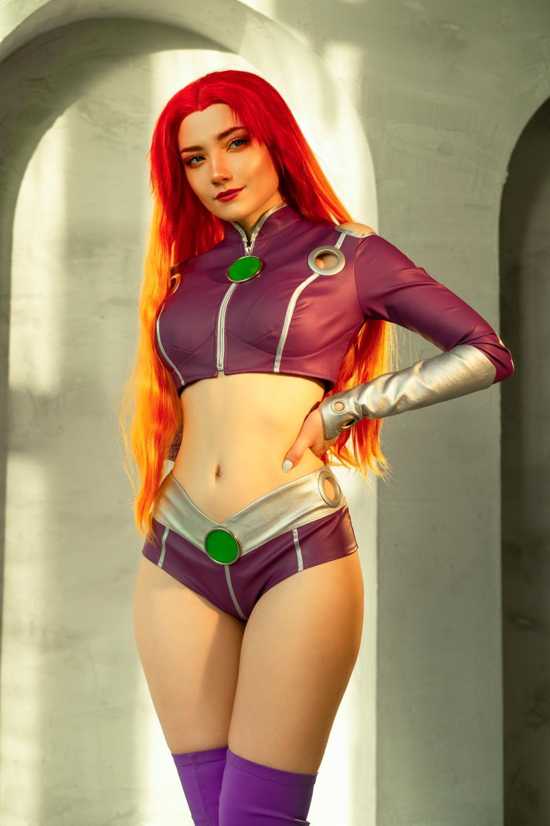 Teen Titans - Starfire Cosplay - CarryKey #0 - soft focus costume shot