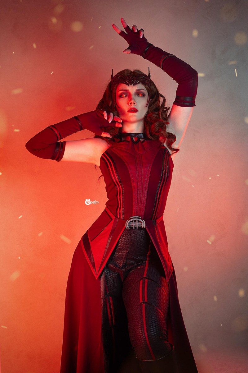 WandaVision - Wanda Django Maximoff (Scarlet Witch) Cosplay - CarryKey #01 - costume portrait