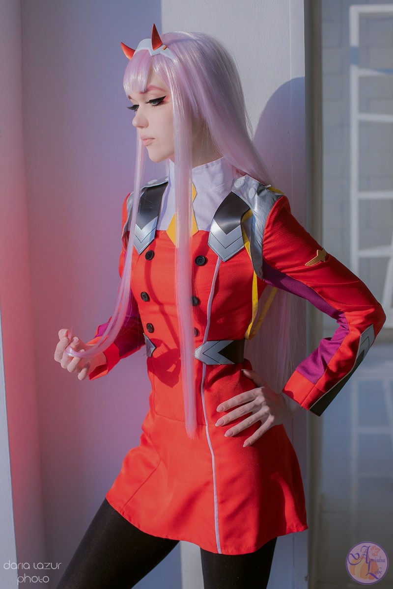 DARLING in the FRANXX - Zero Two Cosplay - Ariadna Lobe #02 - costume showcase portrait DARLING in the FRANXX - Zero Two Cosplay - Ariadna Lobe #02 - costume showcase portrait