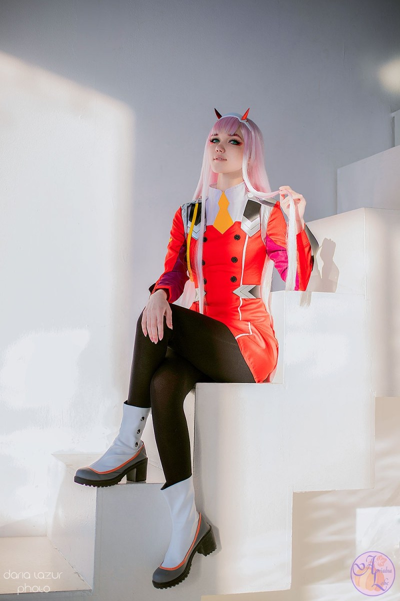 DARLING in the FRANXX - Zero Two Cosplay - Ariadna Lobe #05 - full length photo DARLING in the FRANXX - Zero Two Cosplay - Ariadna Lobe #05 - full length photo