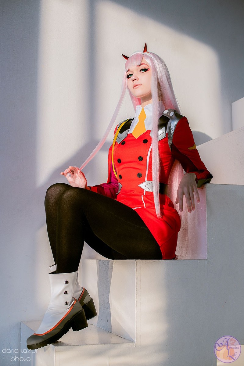 DARLING in the FRANXX - Zero Two Cosplay - Ariadna Lobe #06 - full body portrait DARLING in the FRANXX - Zero Two Cosplay - Ariadna Lobe #06 - full body portrait