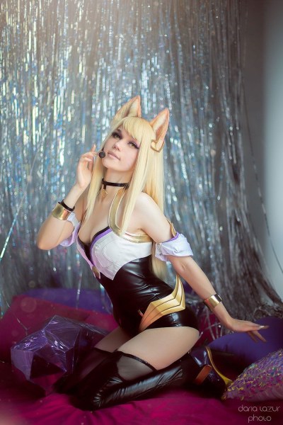 League of Legends - Ahri (The Nine-Tailed Fox) Cosplay