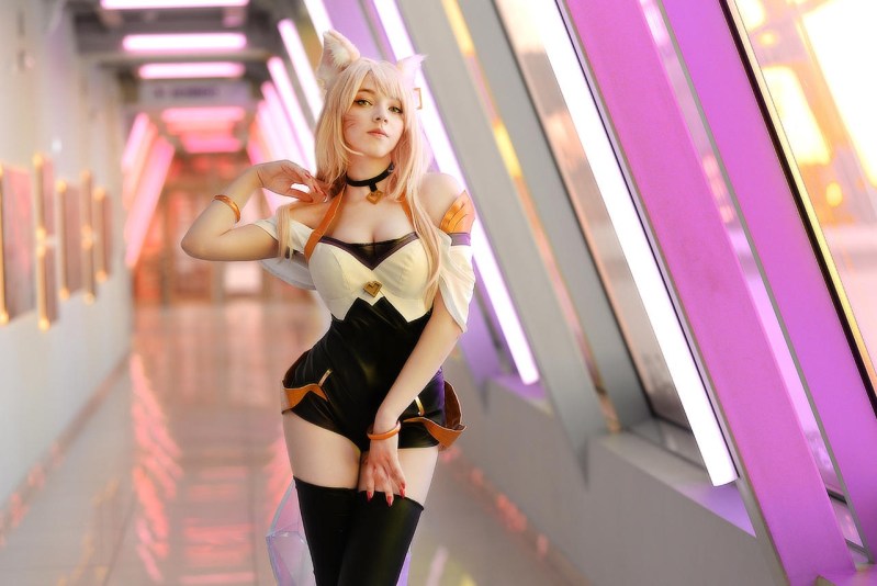 League of Legends - Ahri (The Nine-Tailed Fox) Cosplay - Sawakate #02 - full length photo