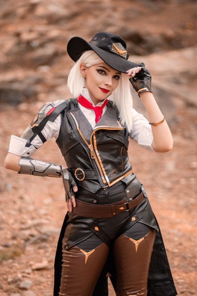 Overwatch - Ashe (Elizabeth Caledonia Calamity Ashe) Cosplay