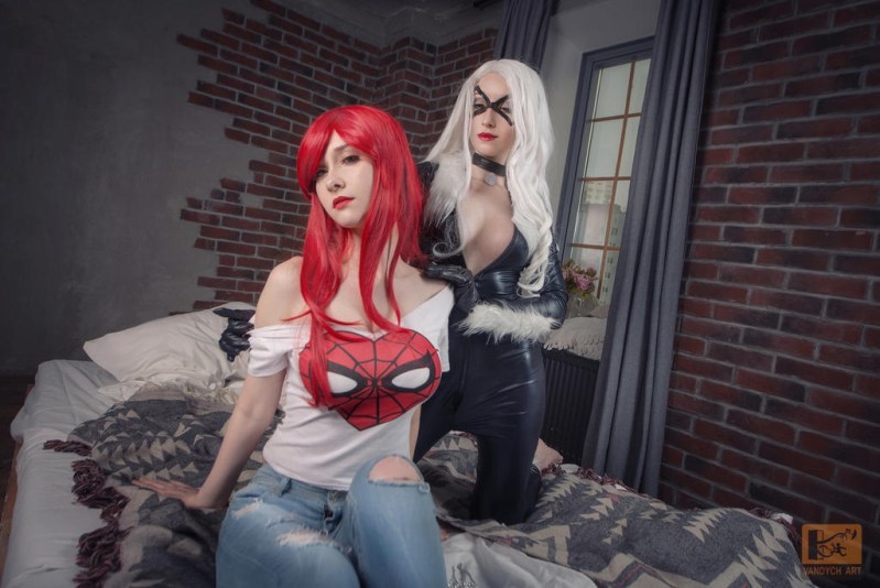 Spider-Man - Mary Jane Watson &amp; Felicia Hardy (Black Cat) Cosplay - Shiera13 #06 - soft focus shot